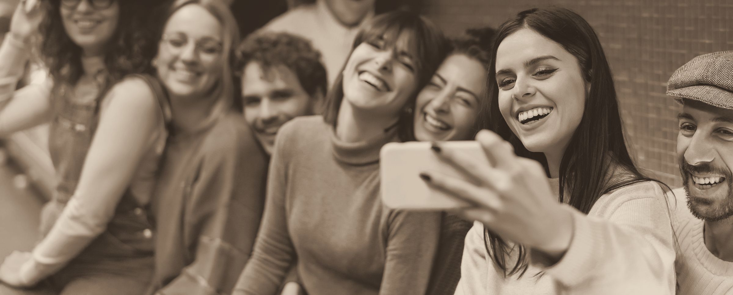 Freundinnen und Freunde machen gemeinsam ein Selfie